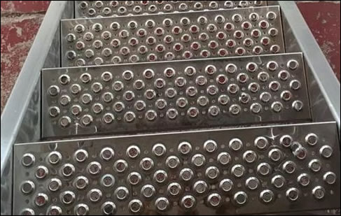 Tread safety net mesh for truck flooring